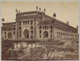Na zewnątrz Asaf-ud-Daula Imambara lub Grobowiec