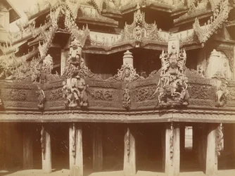 Rzeźba na balkonie, Kyaung w Myingyan