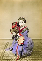Gejsza grająca na tsuzumi, Japonia, 1882