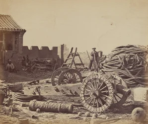 Wnętrze fortu Pehtang z magazynkiem i drewnianą bronią, 1 sierpnia 1860, 1860.