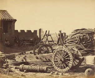 Wnętrze Pehtang pokazujące magazyn i drewniane działo, 1 sierpnia 1860 r.