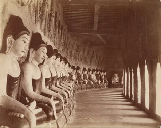 Czterdzieści dziewięć Gautamas w świątyni Sagaing