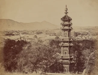 Widok Pałacu Letniego Yuen Min Yuen, Pekin, ukazujący pagodę przed spaleniem, październik 1860 r.