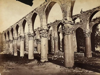 Kolumny i łuki w strefie archeologicznej Heliopolis lub Baalbek w Libanie