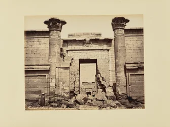 Medinet-Abou. Ogólny widok małej świątyni, szczegół drzwi (Egipt)