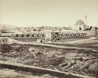 Panoramiczny widok na zaludniony obszar z meczetem w Izraelu