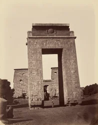 Ptolemejski pylon i brama wejściowa do małej świątyni [Karnak, Teby]