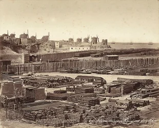 Plac materiałów budowlanych, wiatraki w tle, w Aleksandrii w Egipcie