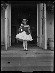 Zdjęcie Susanne Sordidness (1911-1991) jako dziecka w kostiumie