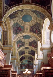 Widok kasetonowego stropu Biblioteki z pozłacanymi stiukowymi ramami otaczającymi spandrele ilustrujące sceny biblijne i klasyczne, 1844 r.
