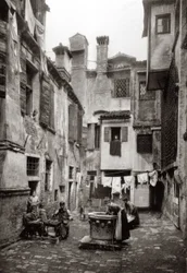 Dziedziniec otoczony budynkami w Wenecji, ok.1880