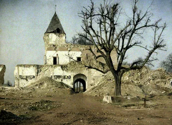 Mocno zniszczony zamek i drzewo, na którym niegdyś odpoczywał Napoleon III, Ham, Somme, Francja, 1917 (autochrome)