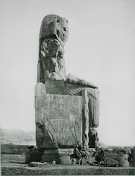 Kolosalny posąg, Świątynia Amenhotepa III (ok. 1417-1379 p.n.e.) Tebach, wyd. ok. 1900 (fotograwiura)