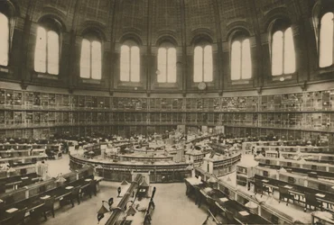 Czytelnia Wielkiej Biblioteki w Muzeum Brytyjskim widziana od wejścia, ok. 1935.