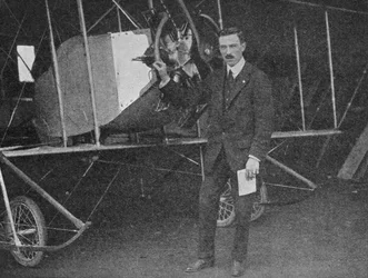 Jeden z najlepszych instruktorów: Lewis WF Turner przy dwupłatowcu treningowym Caudron, 1913 1934