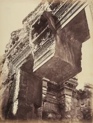 Szczegół wejścia do świątyni, w strefie archeologicznej Heliopolis lub Baalbek, starożytne miasto syryjskie, obecnie Liban
