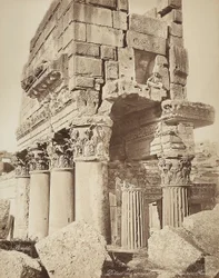 Szczegół pronaos świątyni Bachusa, w strefie archeologicznej Heliopolis lub Baalbek, starożytne miasto syryjskie, obecnie Liban