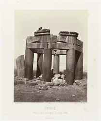 Man op autorstwa qubba van Dourisa, nabij Baalbek Syria. Kopuła Douris, na równinie Bekàa - Balbek (tytuł na obiekcie) Architektura starożytna: Egipt, Grecja, Azja Mniejsza: Album fotograficzny (tytuł serii)