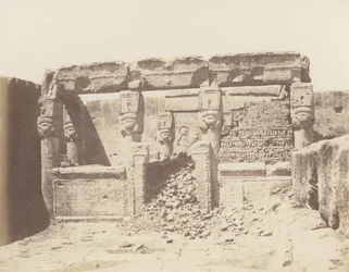 Dendera Tentyris, Świątynia Atora - Sanktuarium Umieszczone na Kątie Południowo-Zachodnim..., 1851-52, druk 1853-54.