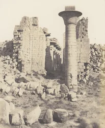 Teby Karnackie, Dziedziniec Pałacu - Widok z punktu I, 1851-52, druk 1853-54.