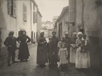 [Grupa dorosłych i dzieci na wiejskiej ulicy w Owernii], ok. godz. 1910.