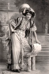 Elizabeth Firth, aktorka, 1908.