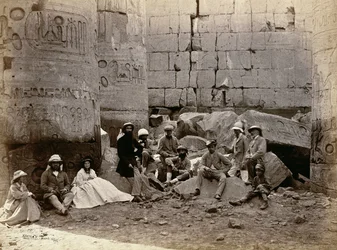 Fotografia grupowa w Sali Kolumnowej, Karnak, Teby, 1862