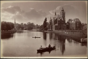 Stratford upon Avon. Pomnik widziany z mostu