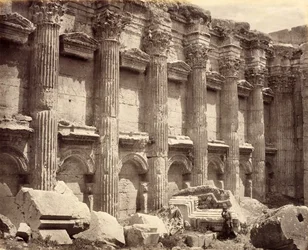 Północna ściana wnętrza świątyni Jowisza, ukazująca żłobkowane kolumny, Baalbek