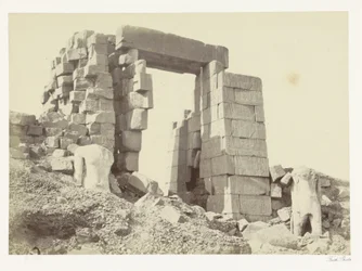 Granitowy pylon Karnaku Świątynia Pylon granitowy. Karnac (tytuł na obiekcie)
