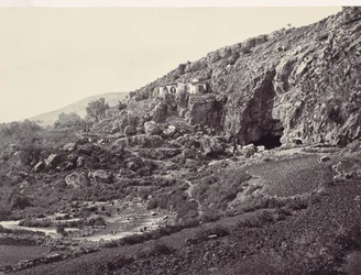 Główne źródło Jordanu, wypływającego z jaskini w pobliżu Banias, w pobliżu miejsca ..., ca. 1857.