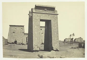 Rzeźbiona brama, Karnac, 1857.