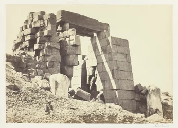 Granitowy pylon, Teby
