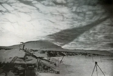 Cień Góry Erebus na chmurach, wrzesień 1911, 1913