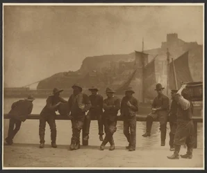 [Rybacy z Whitby na ogrodzeniu molo].