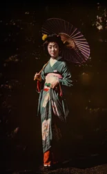 Japonka trzymająca parasol i ubrana w kimono, wczesna kolorowa autochromia, ok. 1916 r. (zdjęcie ilustracyjne)