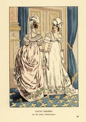 Kobiety w piórowych nakryciach głowy i luksusowych haftowanych sukniach, dwór króla Ludwika XVIII, około 1817 roku. Wnętrze z błękitnymi zasłonami i dywanem fleur de lys. Suknie dworskie w okresie wczesnej restauracji, Paryż. Litografia ręcznie kolorowana 