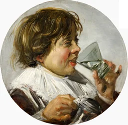 Pół portret śmiejącego się chłopca z kieliszkiem wina