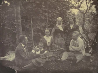[Trzy kobiety, dwóch mężczyzn i dziecko na pikniku], lata 50.-60.