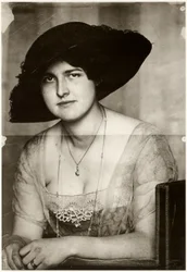 Maryja w ciemnym kapeluszu, 1915.
