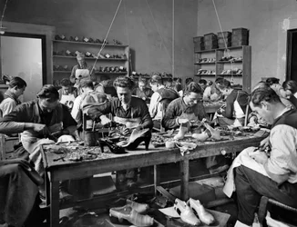 Rzemieślnicy przy pracy w pracowni projektanta obuwia Ferragamo w Palazzo Feroni, Florencja, 1937 (szklana płyta)