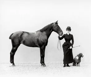 Portret panny Walsh z koniem i miniaturowym pudlem w Villa di Montefonte, w dzielnicy Poggio Imperiale we Florencji, ok. 1890 (szklana płyta)