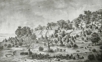 Widok wioski na północ od Agady na ziemiach ludu Bertat, z perspektywy południowej, z "Voyage a Meroe: au fleuve Blanc, au-dela de Fazoqldans le midi du royaume de Snnar a Syouah", druk wykonany przez G. Engelmanna, opublikowany w 1827 r. (litografia)