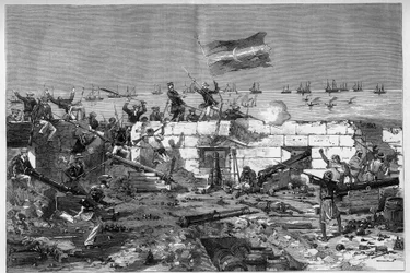 Tunezja, lipiec 1881: Francuzi zajęli miasto Stax po buncie mieszkańców przeciwko francuskiemu protektoratowi Tunezji. Karabiny piechoty morskiej zdejmują okrągłą baterię. Grawerowanie autorstwa De Haenen w „” The Illustrous World”” nr 1273 z 20 sierpnia