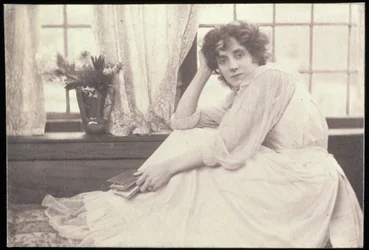 Fotografia portretowa Beatrice Stelli Tanner (1865-1940) Pani Patrick Campbell, autorstwa Frederick Hollyer (1837-1933)