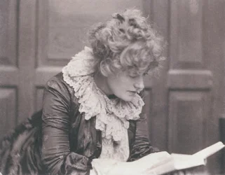 Zdjęcie portretowe czytającej Ellen Terry (1847-1928), Frederick Hollyer (1837-1933) (zdjęcie w sepii)