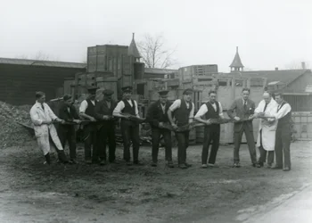 Pyton o długości 20 stóp niesiony przez jedenastu członków personelu Towarzystwa Zoologicznego, londyńskie zoo, 1924