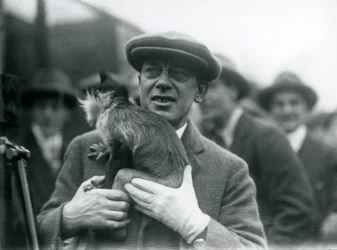 Mangabey czarnoczuby, prawdopodobnie Piegi, ze swoim opiekunem, biorący udział w zewnętrznej transmisji z londyńskiego zoo, 1925