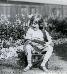 Młoda dziewczyna Betty trzymająca wschodniego węża indygo, siedząca na skórzanym bagażniku, londyńskie zoo, 1924
