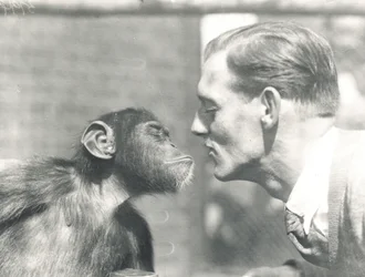 Szympans Booboo i John Shelly w ZSL London Zoo, wrzesień 1927